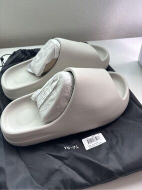 Chunky Minimal Slide Sandals in Light Gray